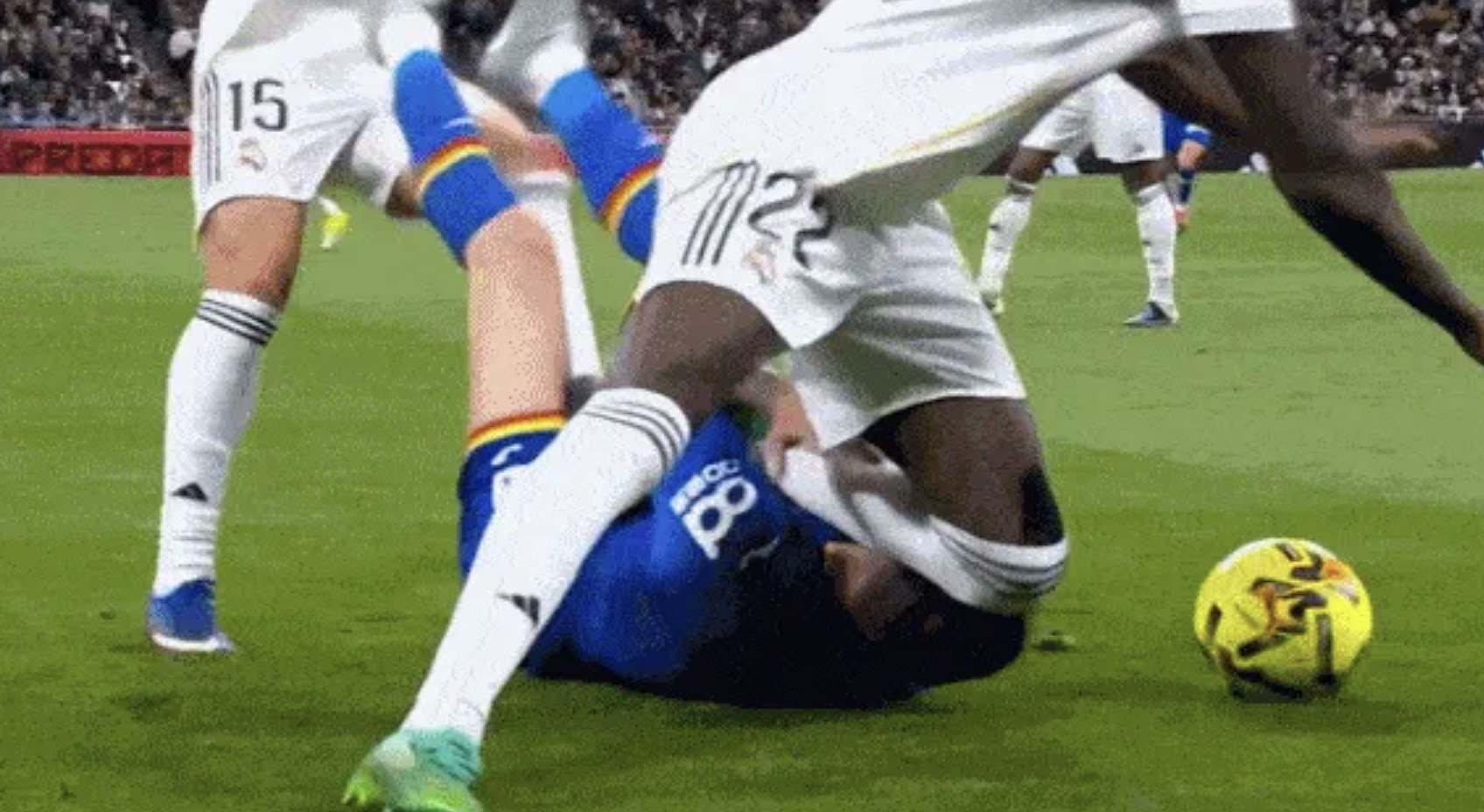 芒果体育直播nba-争议！皇马中卫暴力犯规：疑故意用膝盖狠顶对方面部 裁判无视