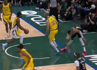 芒果体育直播电脑版-字母哥落地时膝盖受伤退场：我要先回家休息，看明天感觉如何